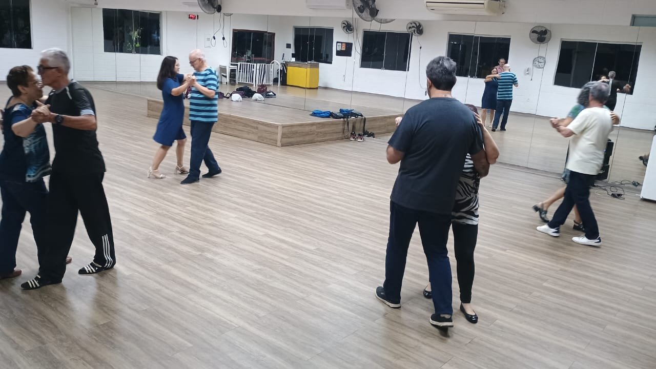 Casais praticando dança de salão