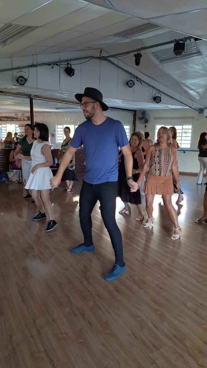 Ricardo conduzindo uma aula de dança em grupo