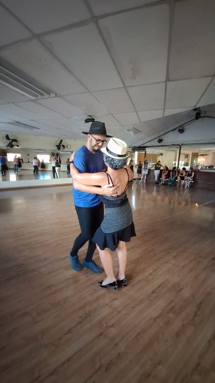 Ricardo ensinando uma aluna