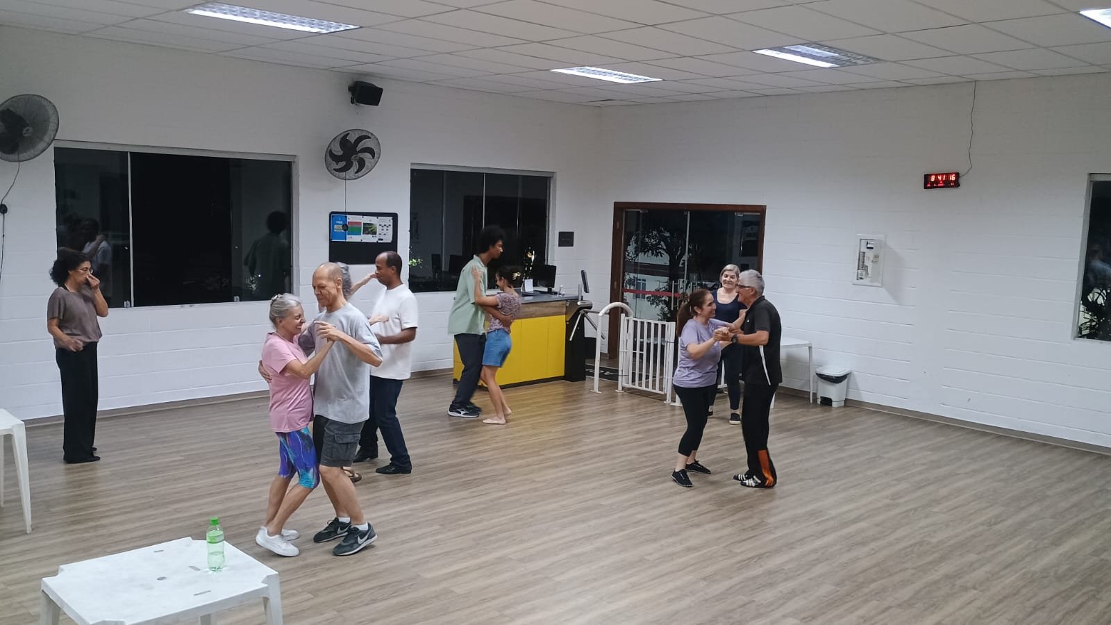 Alunos praticando dança de salão em uma turma