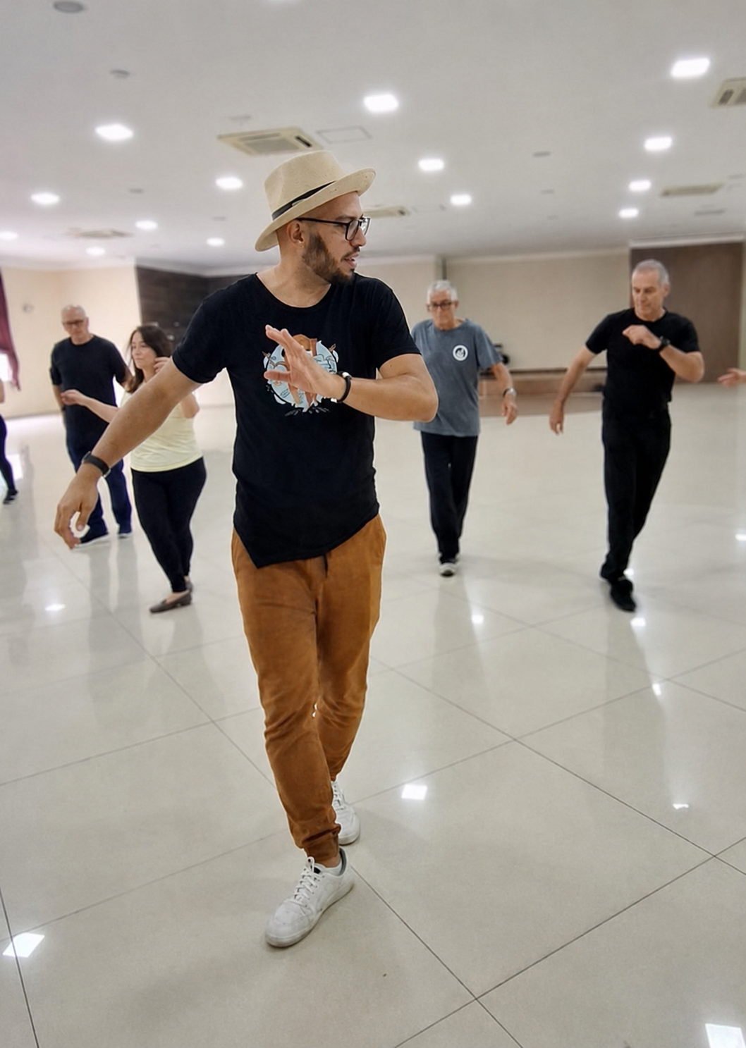 Professor Ricardo Pacheco conduzindo uma aula de dança